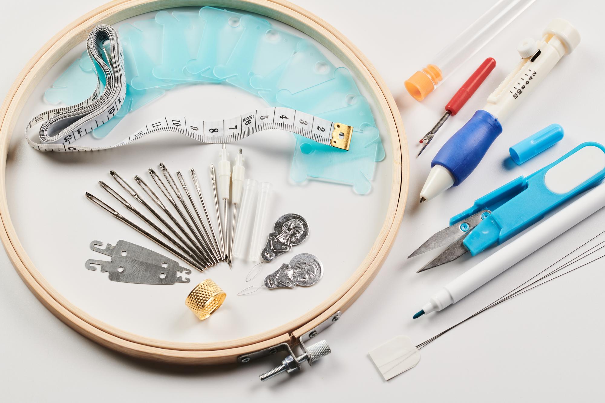 Werkstatt mit Stickrahmen und modernen Messinstrumenten