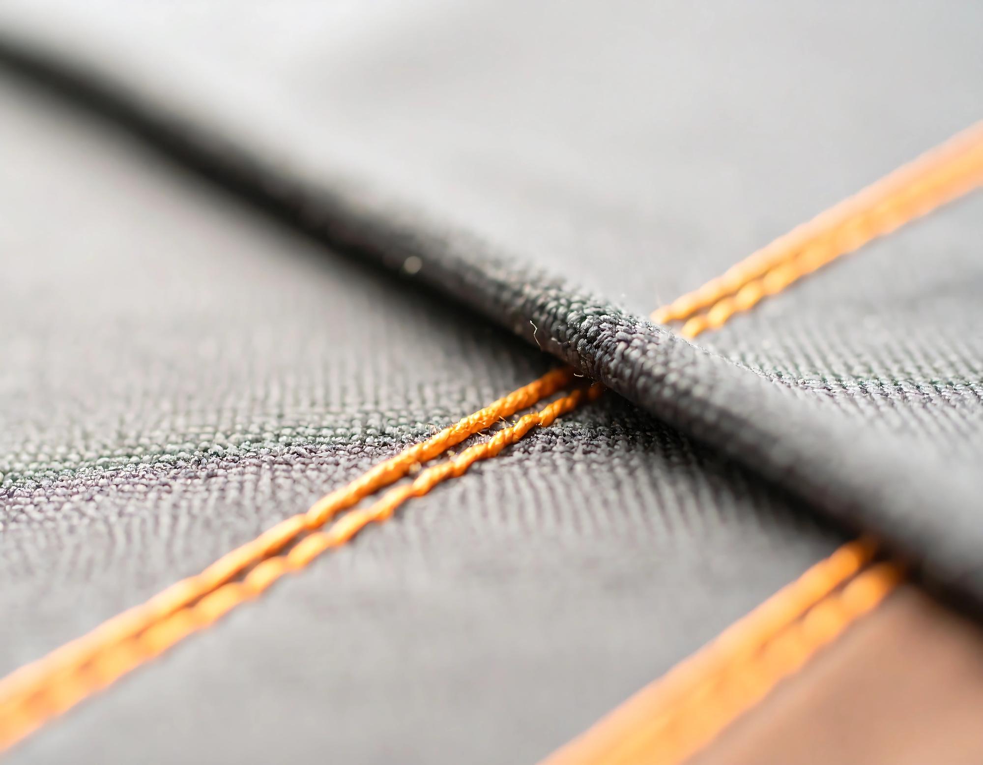 Nahaufnahme gestickter Naht auf technischem Textil
