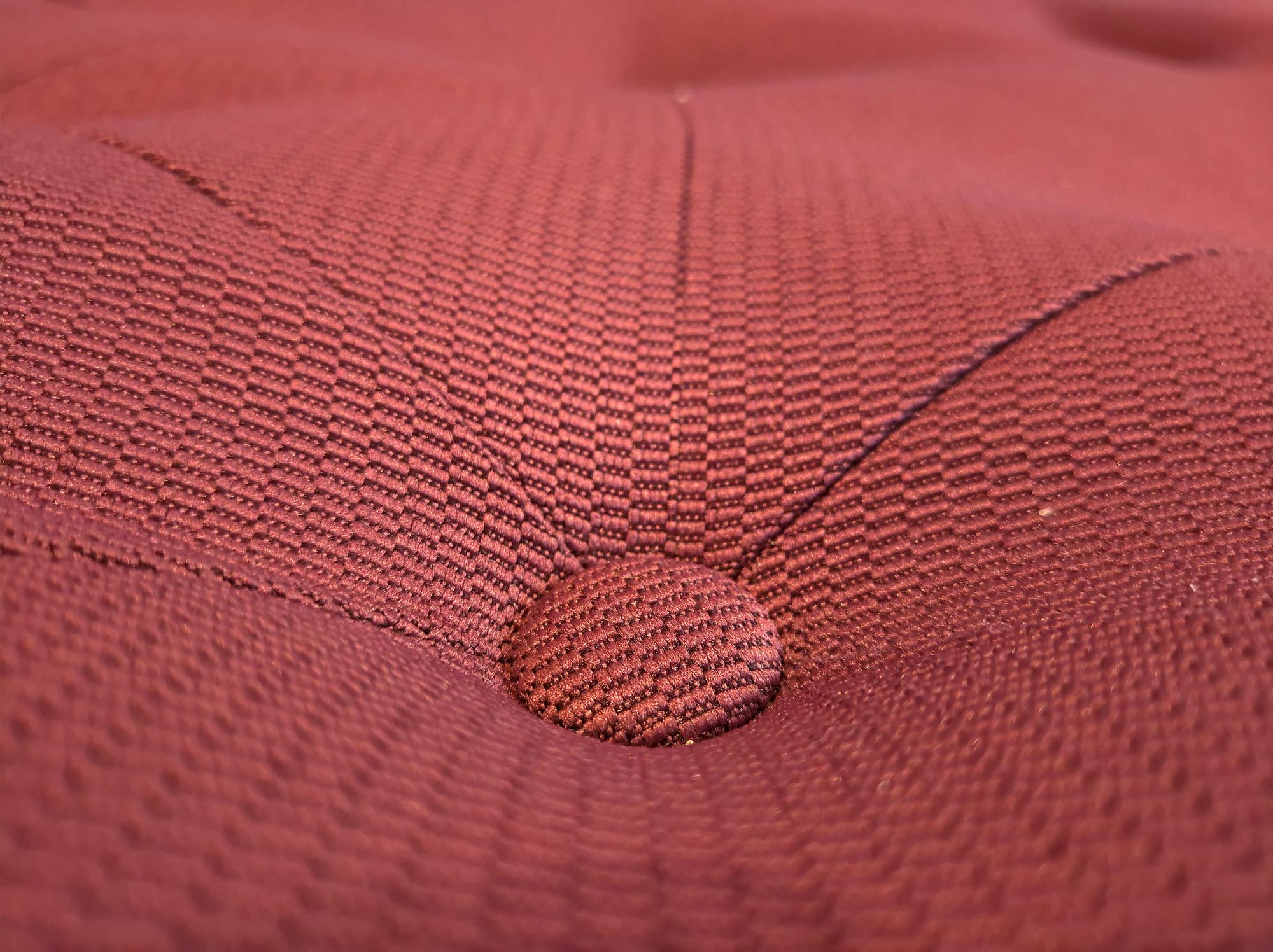 Feines gesticktes Detail auf technischer Stoffoberfläche
